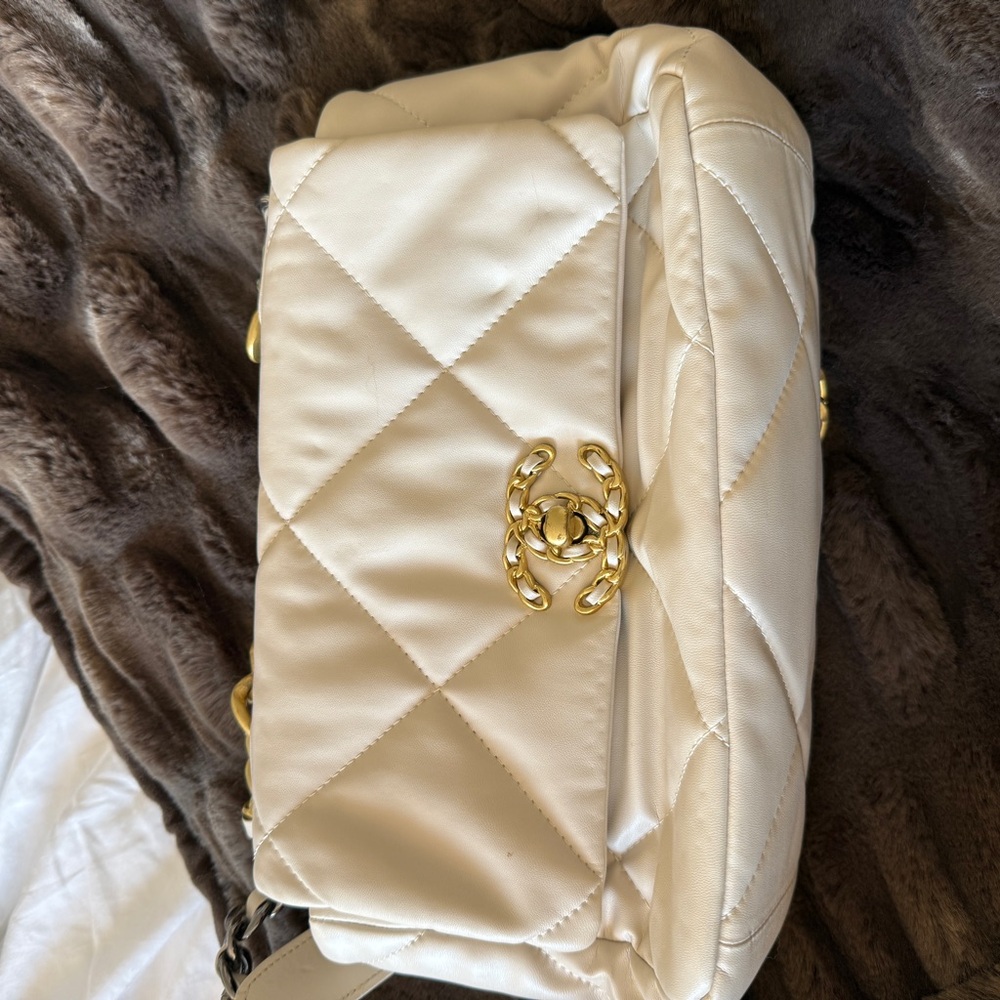 Elegant Cream Quilted Bag